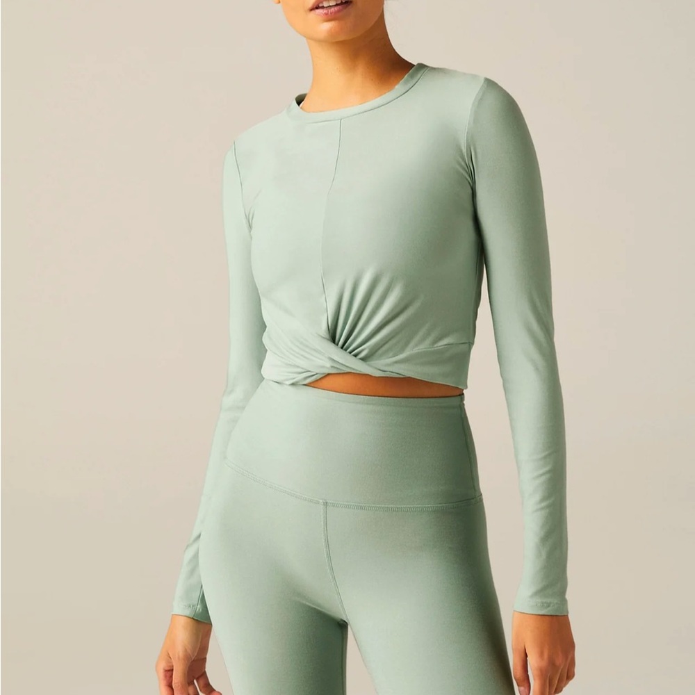 Featherweight Center Stage Cropped Long Sleeve Pullover